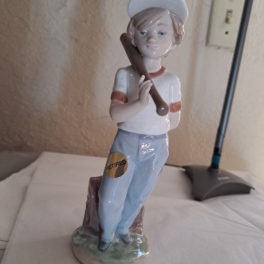 Lladro Baseball Boy figurine 7610 in original box with C0A  excellent condition